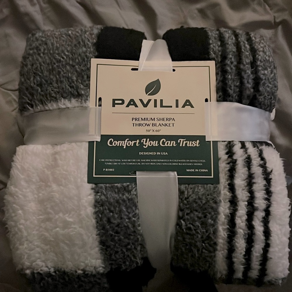 Pavilia 50 x 60 Sherpa throw blanket